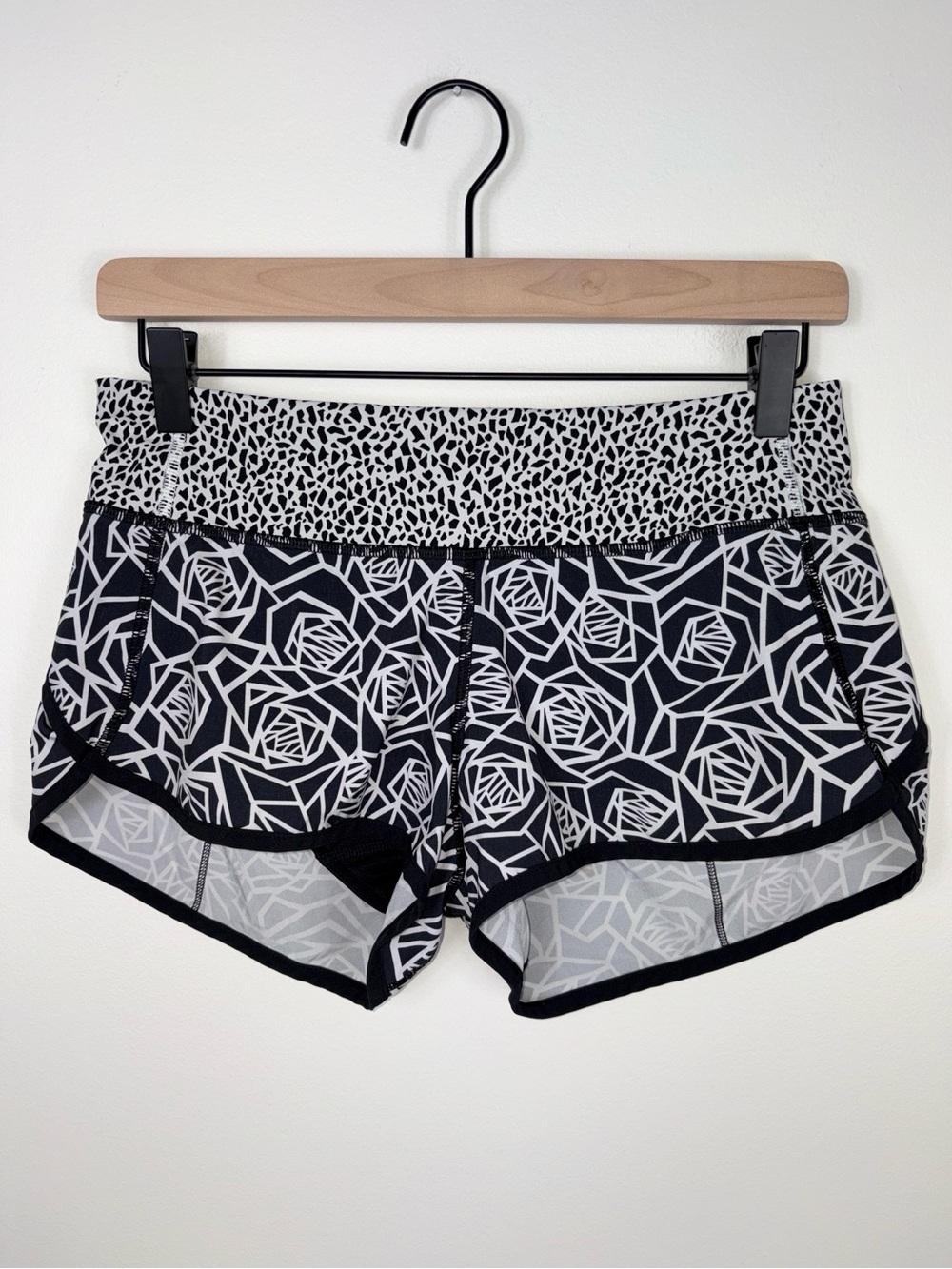 Lululemon Speed Shorts 3” Posey Black White Women’s Size 4 Active Workout